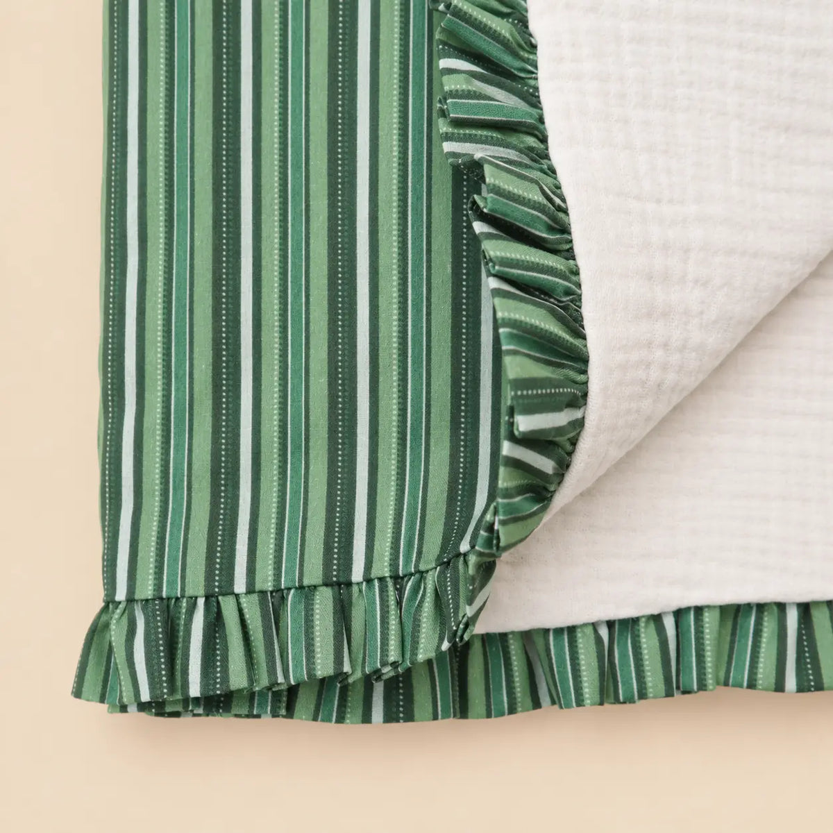 Colcha muselina con volante Biarritz verde | BAPUM