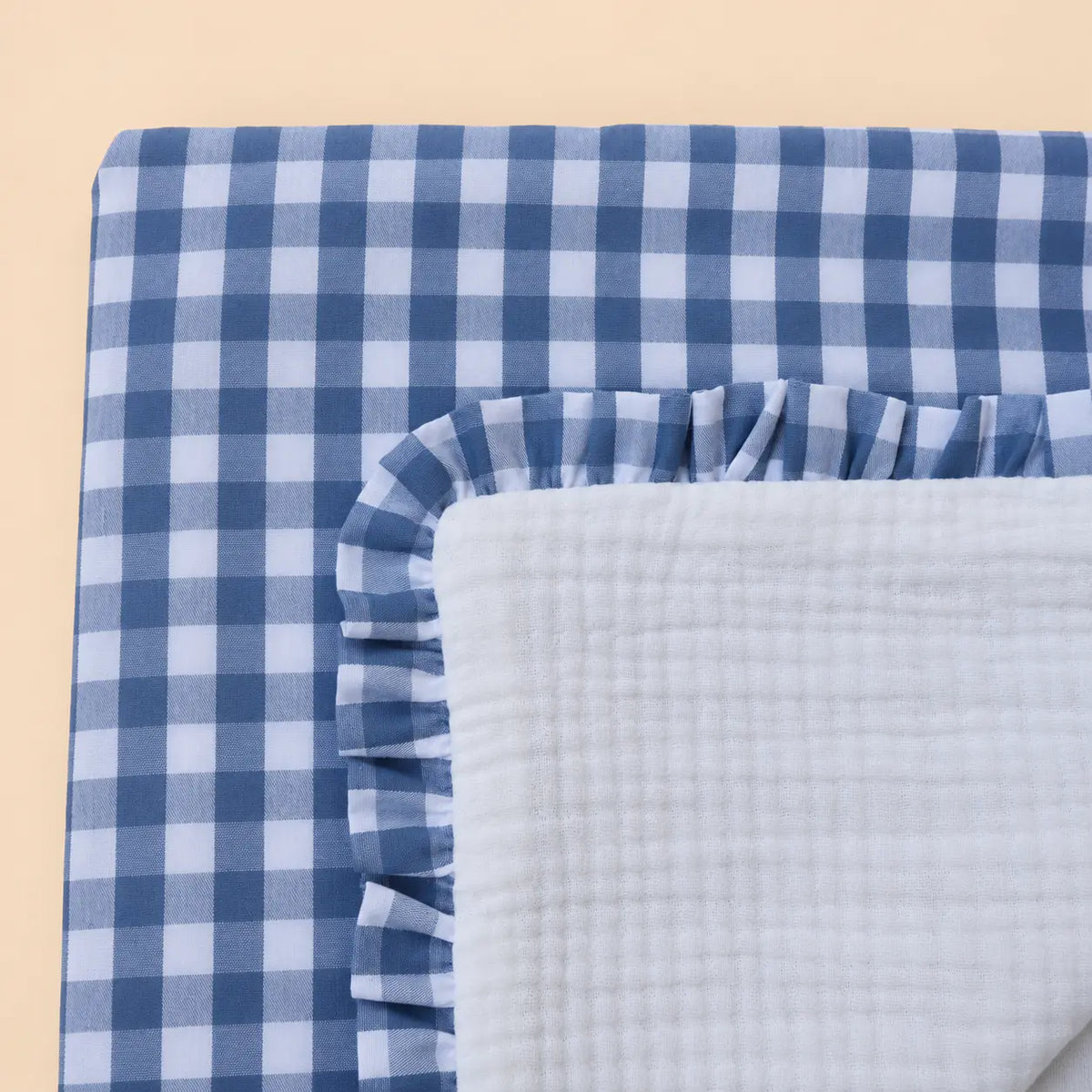Colcha muselina con volante Vichy azul | BAPUM