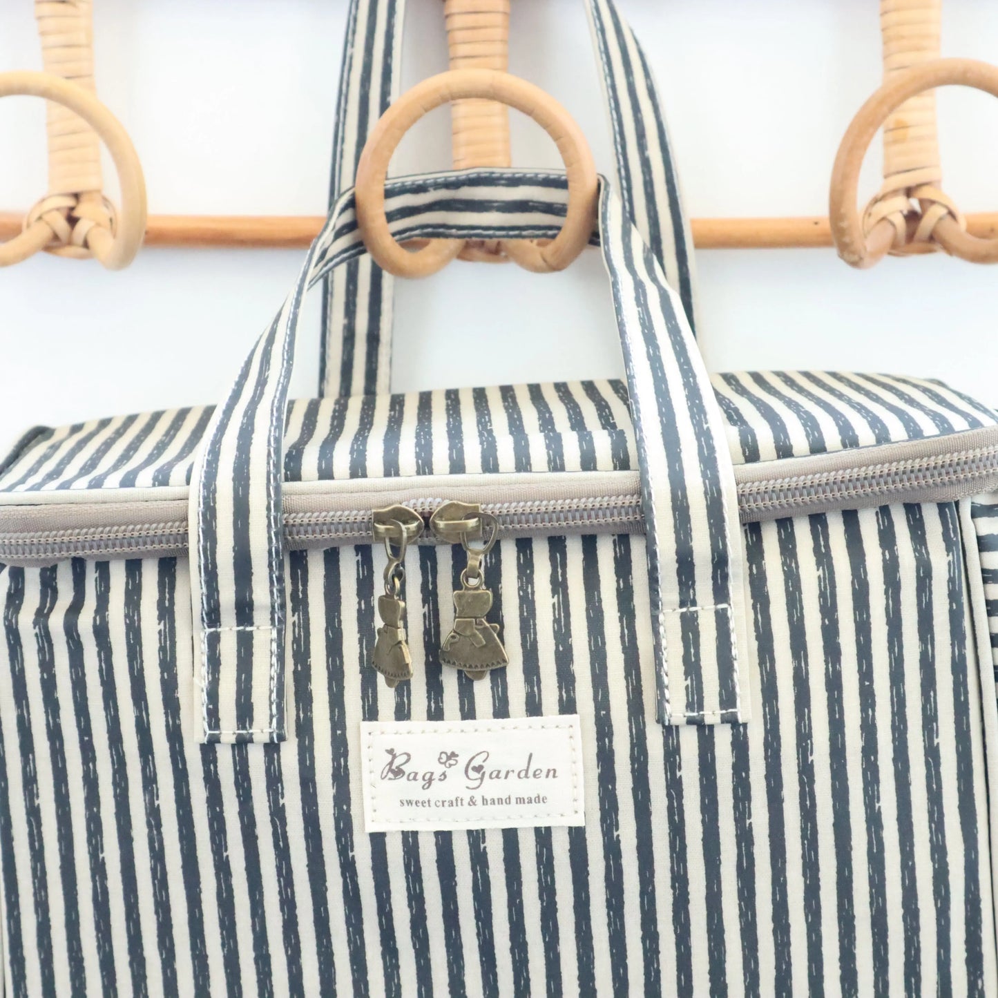 Neverita impermeable cuadrada Rayas Negro Bags Garden